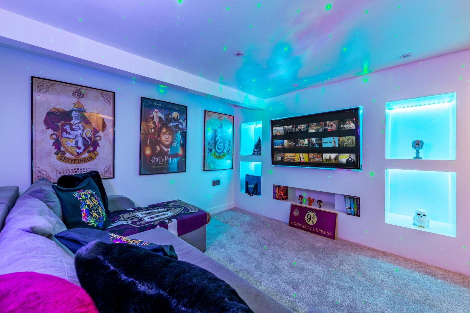 The Hogwarts Retreat - Cinema Room - June 8Th - 12Th Offer! 왓퍼드 외부 사진